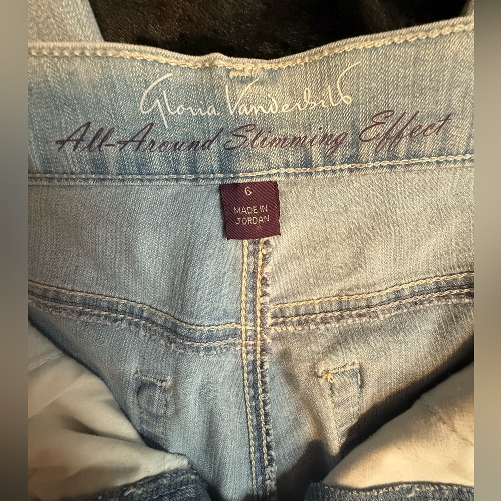 EUC Gloria Vanderbilt Amanda All-Around Slimming Effect Embellished Crop Jeans - Picture 5 of 9